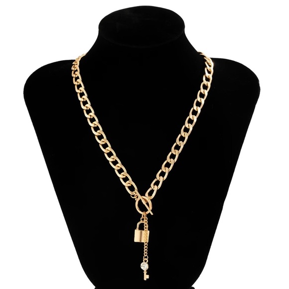 Chain with Lock and Key Pendant - Picture 4 of 6